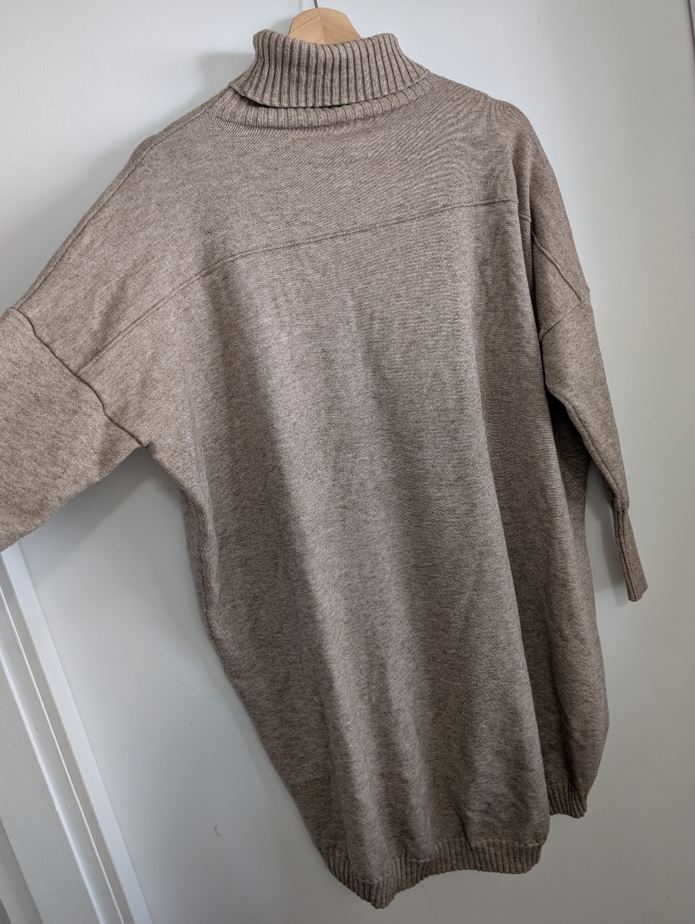 Jardines Domaine + Apricot Colab Turtleneck Oversized Tunic Sweater Medium Tan